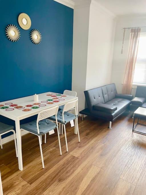 Ocean Waves Apartment Near Bournemouth Beach Екстер'єр фото