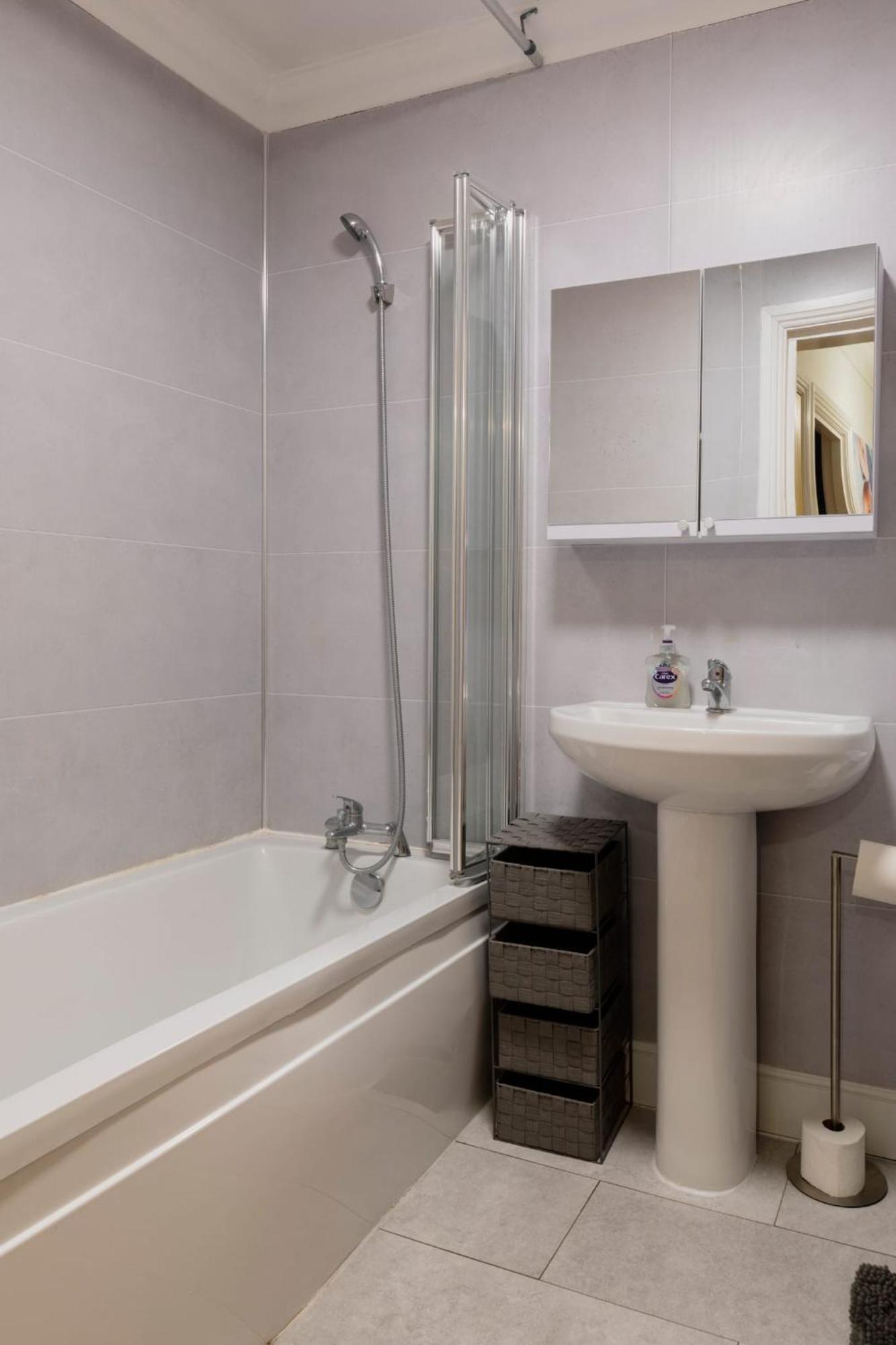 Ocean Waves Apartment Near Bournemouth Beach Екстер'єр фото