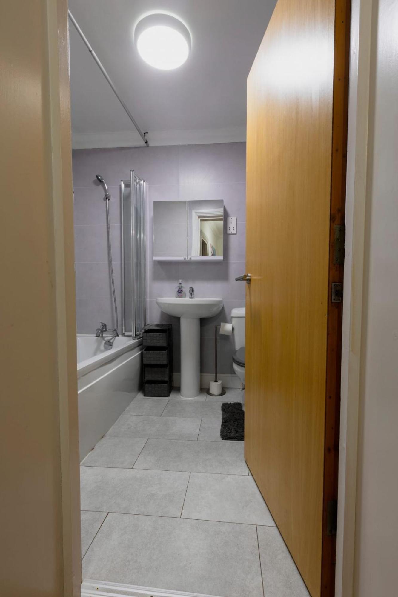 Ocean Waves Apartment Near Bournemouth Beach Екстер'єр фото